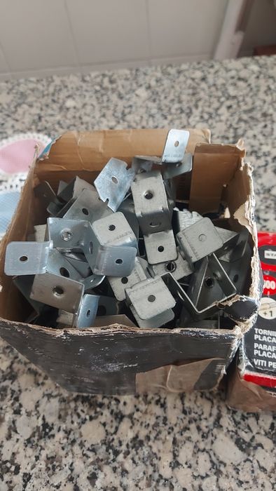 Vendo estas 2 caixas com estes artigos  por não estar a usar