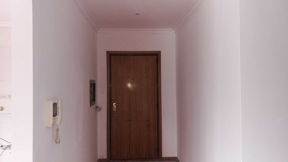 trolha e Pintor assentamento de azulejo tijoleira  e pintura