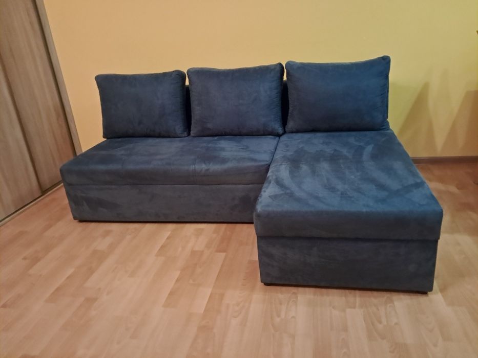Narożnik, stół i 6 krzeseł