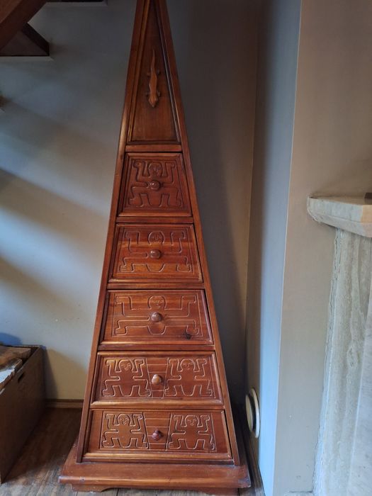 Komoda w kształcie piramidki.