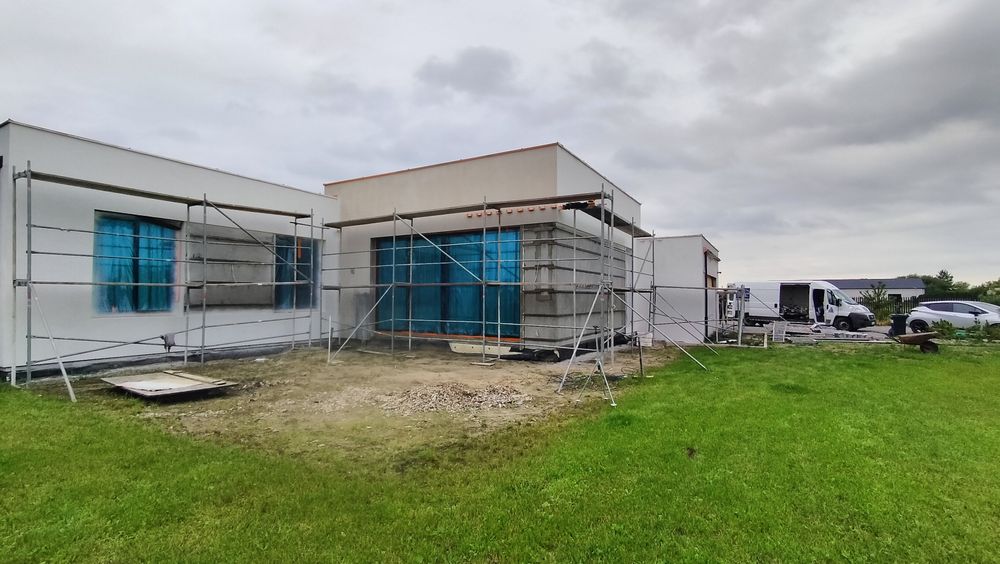 Elewacje docieplenia tynki natryskowe podbitki dachowe