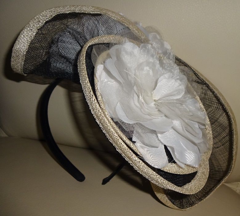 nowy oryginalny elegancki fascynator na opasce toczek stroik kapelusz