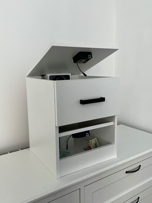 Szafka nocna z elektronicznym zamkiem i szufladą