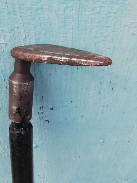 Продам ковану в кузні сапожну лапу у гарному стані.