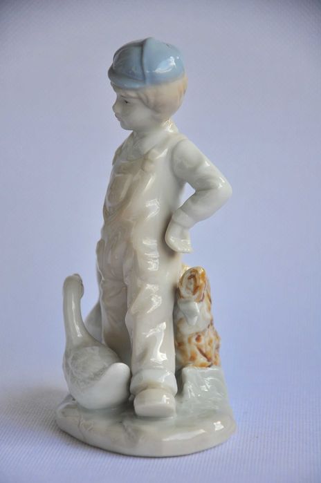 figurka chłopiec sygnatura