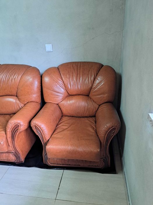 Sofás em pele castanhos