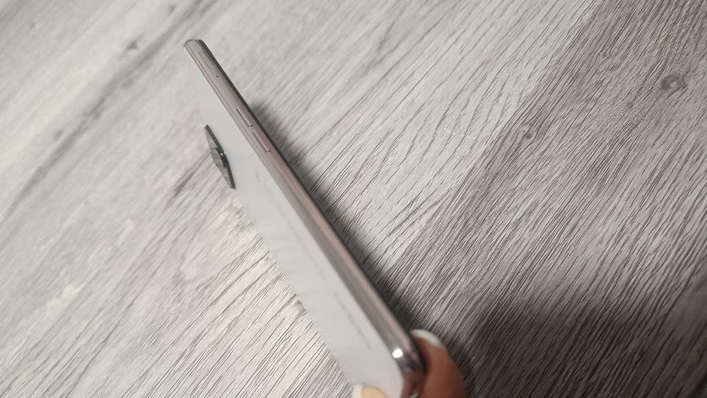 Vendo Oppo Reno4 Z 5G – Potente, Rápido e em Excelente Estado!