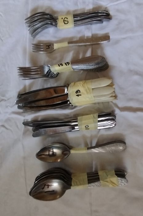 Продам столовые приборы 75шт.