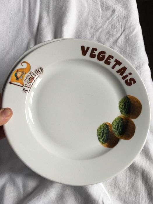 dois pratos de servir