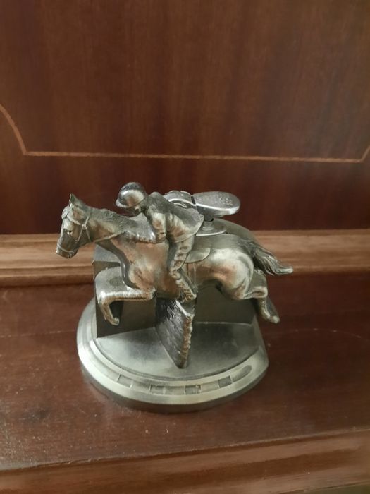 Isqueiro em metal cavaleiro