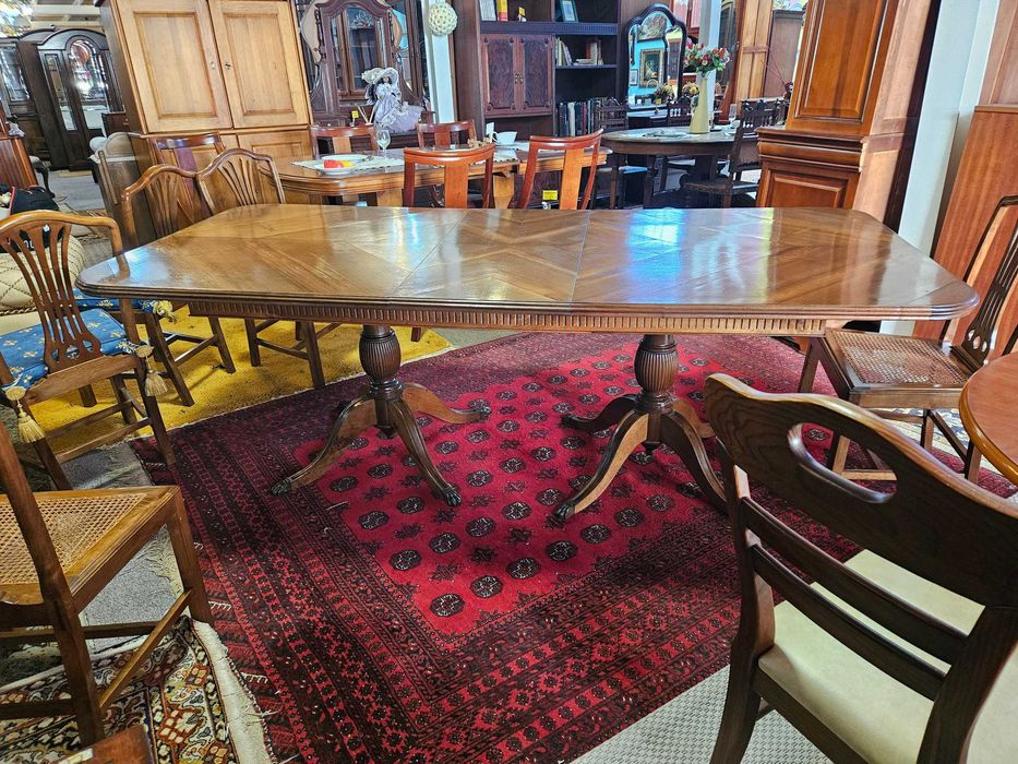 Grande mesa, clássica, para sala ou escritório - Muito bom estado geral - Só a mesa as cadeiras são à parte
