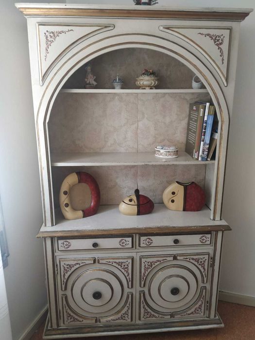 Móvel estante Vintage com pinturas em bom estado 1,79x1,05x0,35m