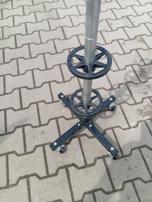 mobilny stojak na opony i koła samochodowe