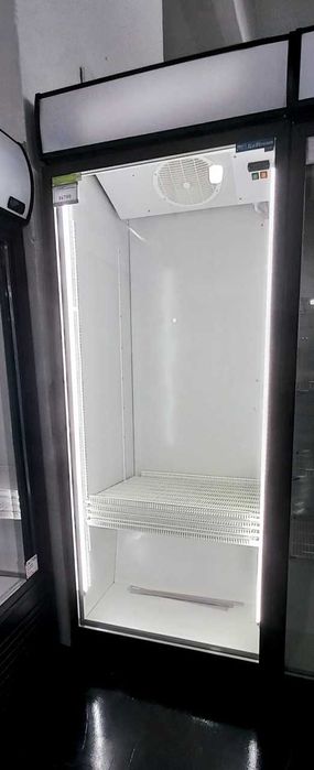 Холодильна вітрина на 915 літрів широка однодверна вітрина