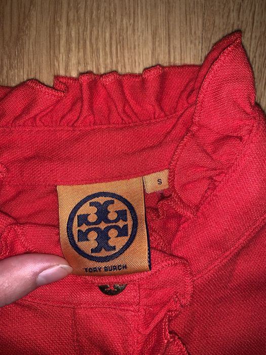 Червона Tory Burch з рюшиками та золотими ґудзиками з логотипом