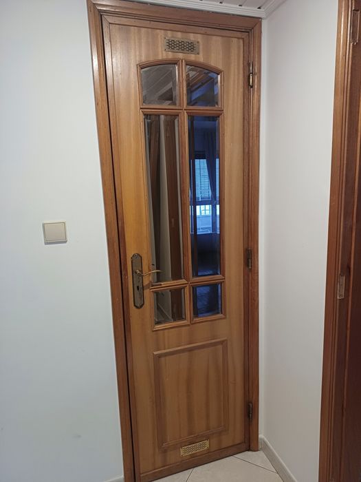 Portas de madeira maciça castanhas