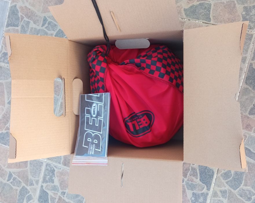 Capacete Jet da marca Bell