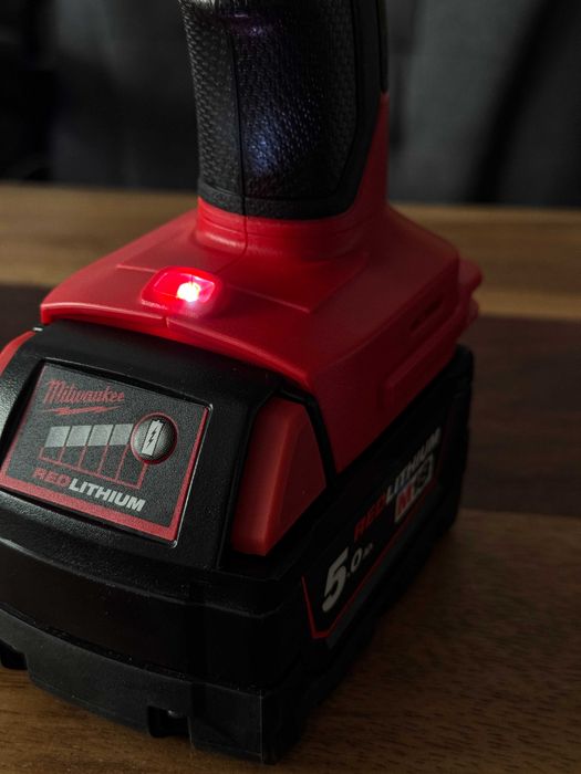 Mocna Opalarka 550 Stopni Sterowanie Cyfrowe na Baterie MILWAUKEE M18