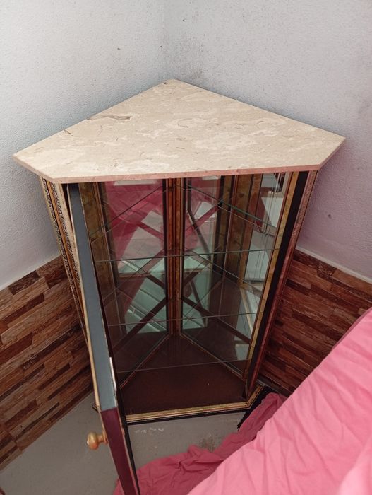 Cristaleira de canto