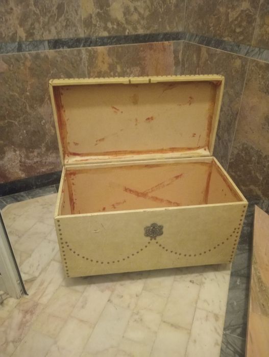 Baú antigo em bom estado