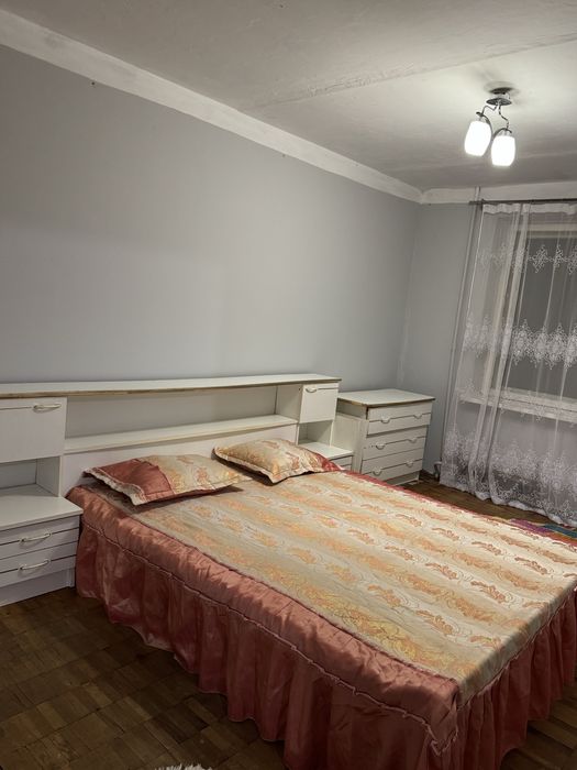 Здається простора та затишна 2-кімнатна квартира в хорошому районі.