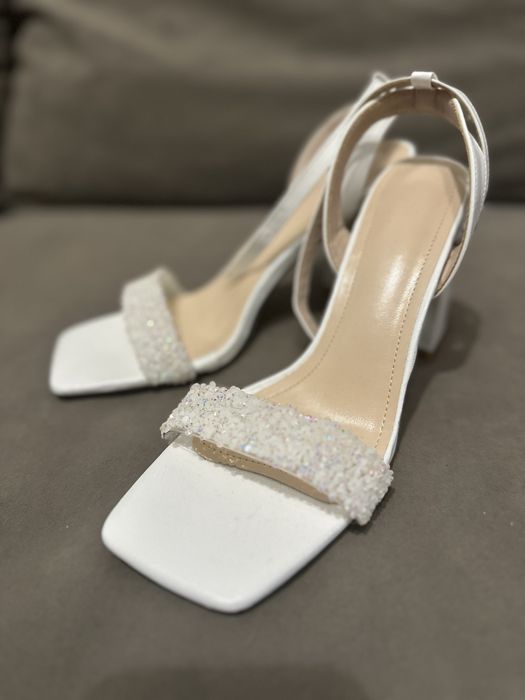 Продам нові білі босоніжки