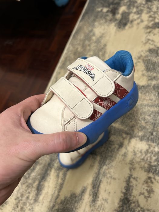 Sapatilhas adidas spiderman