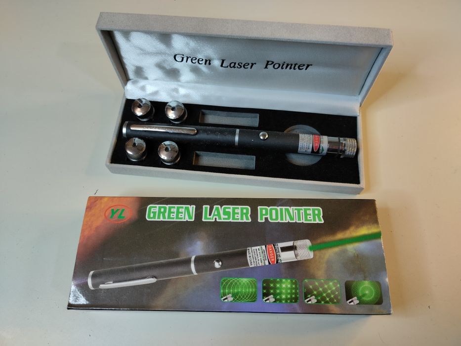 Лазерна указка з 4 насадками, в кейсі, живлення 2хААА