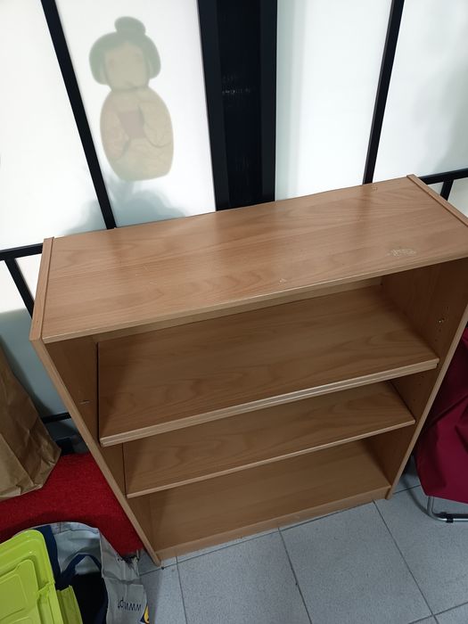 Estante Ikea com prateleiras