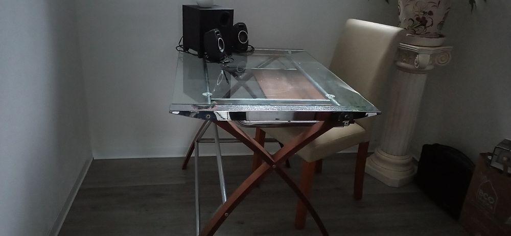 Secretária com tampo em vidro