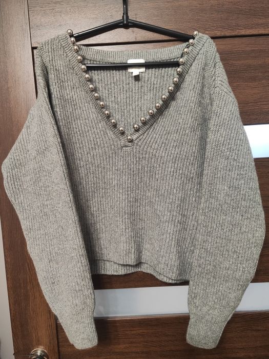 Sweter szary z koralikami w kolorze srebrnym