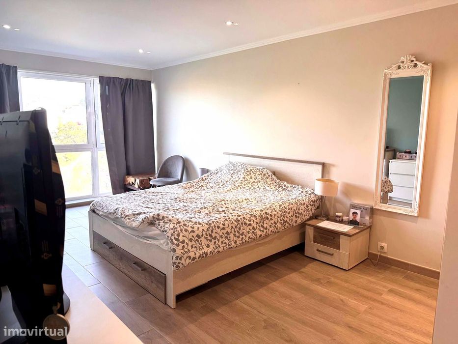 Apartamento T3 mobilado com vista verde em zona privilegiada de Cascai