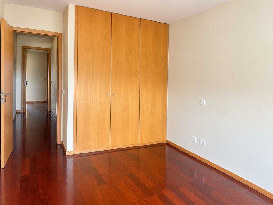 T2 com Suite, Varanda e Garagem | 109 m² | Metro a 350 m