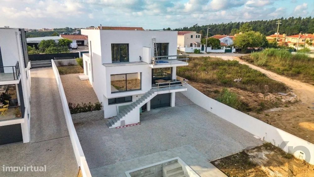 Moradia T4 com piscina, em lote XL — Caldas da Rainha