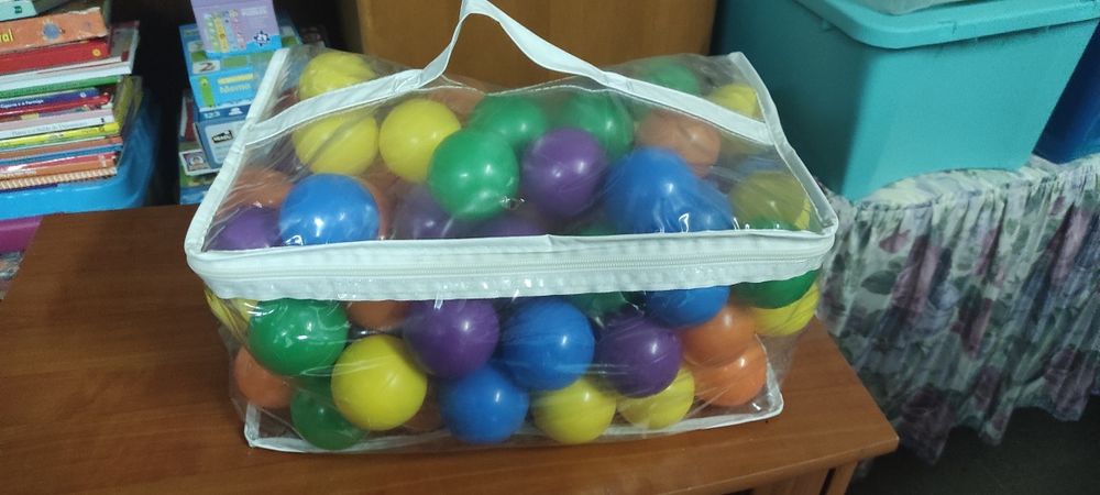 Saco com bolas de plástico