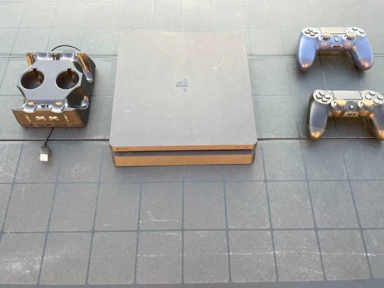 PlayStation 4 Slim 1Tb + 2 comandos + dock + PSN com + 10 jogos pagos