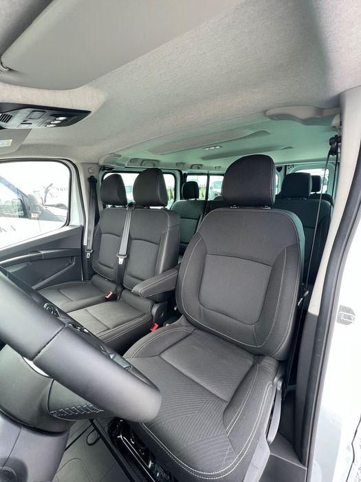 Wynajem busa osobowego Renault Trafic 9os. Hak