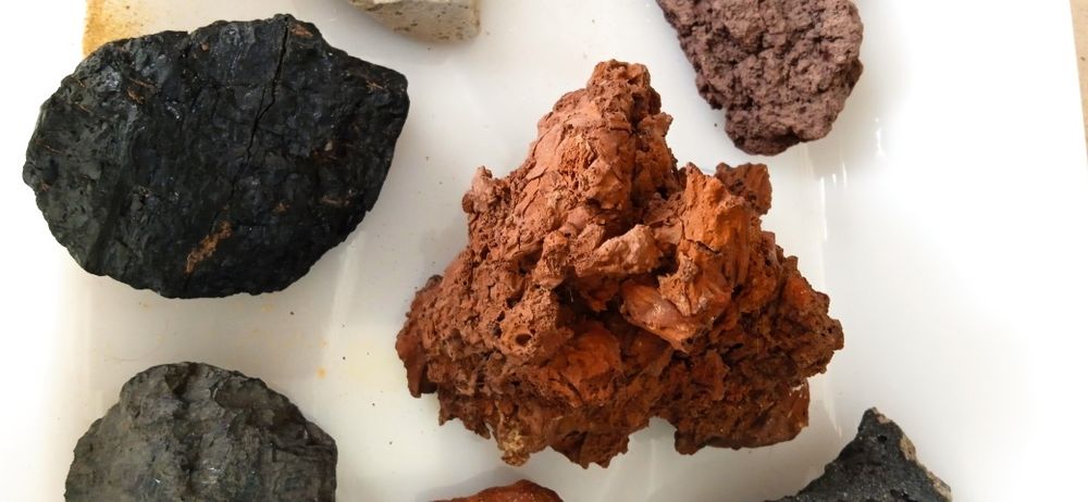 Pequena coleção de amostras de pedra vulcânica