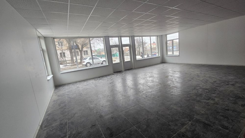 Продам  торгове приміщення Комарова з приватизованою ділянкою