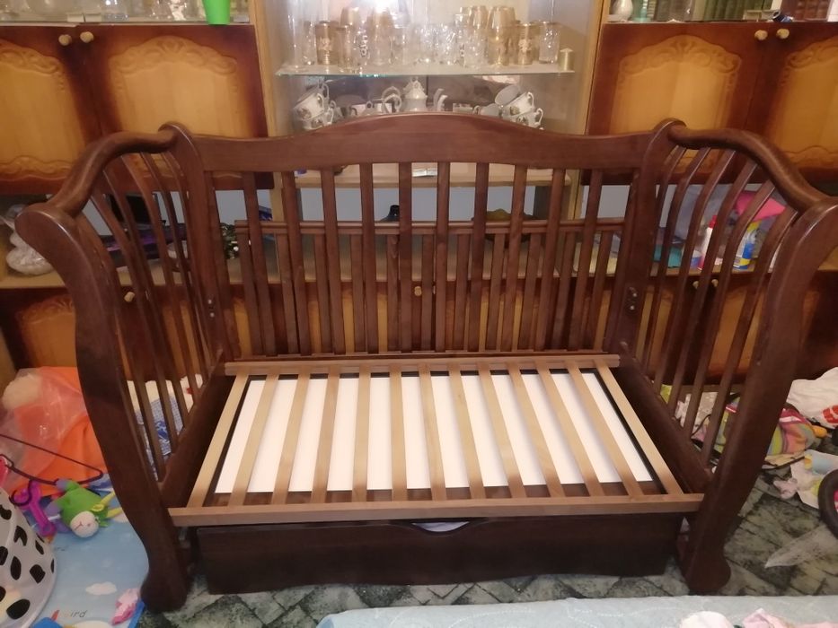 Дитяче ліжко з маятником