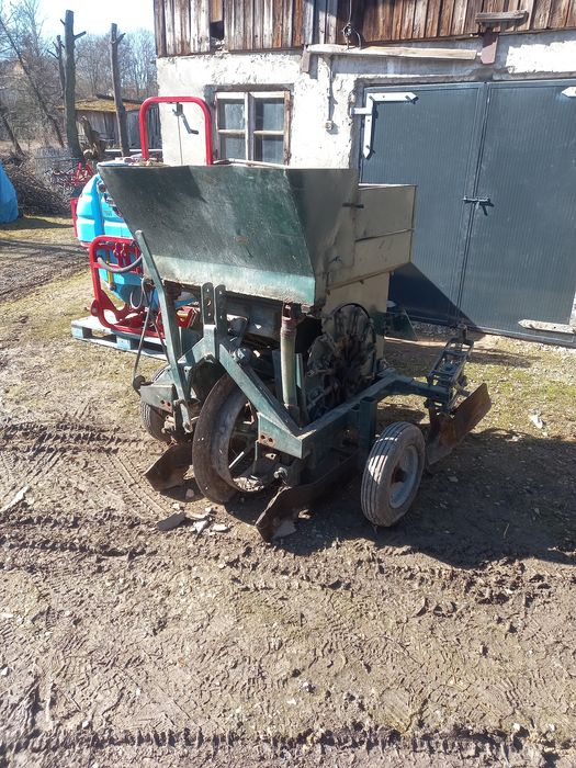 Sadzarka do ziemniaków z dozownikiem.
