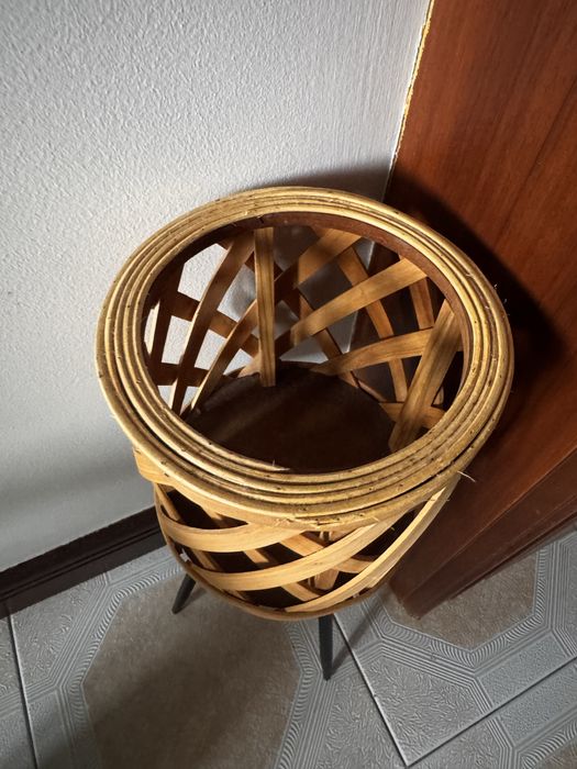 Floreira com planta artificial