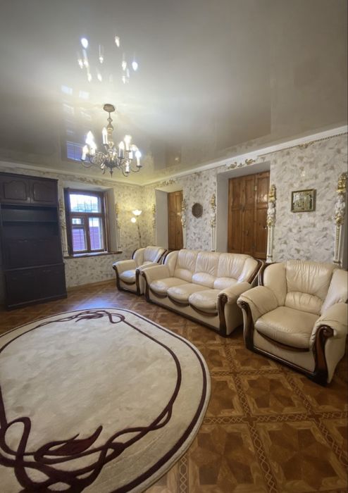 Продаю  4к будинок в Центрі