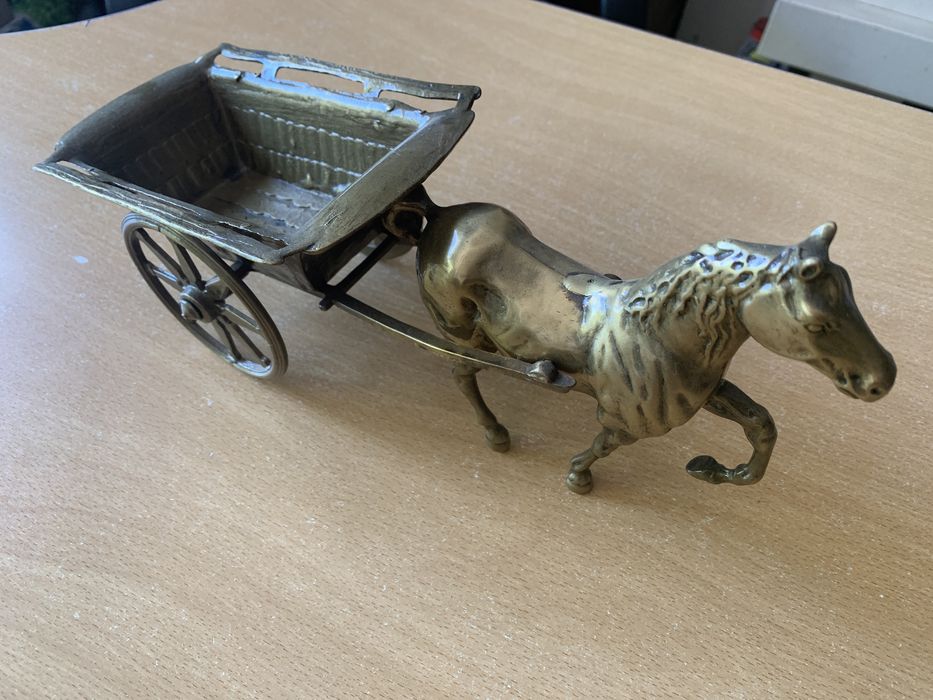 Carroça com cavalo em latão para decoração