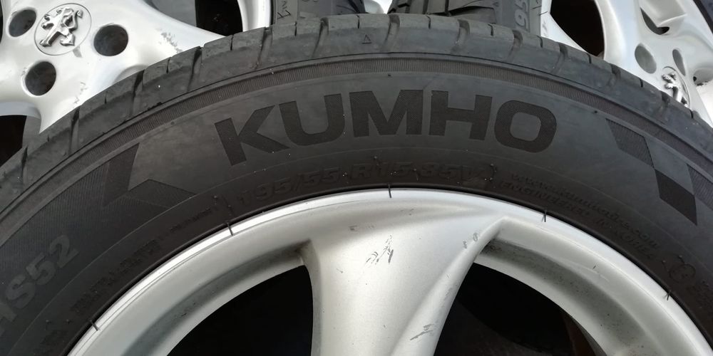 Vendo 4 jantes com 4 pneus praticamente novos Peugeot 206 XS