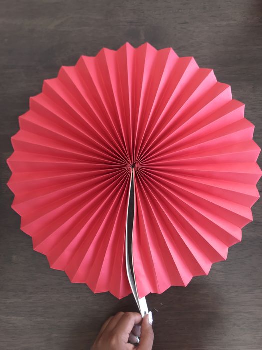 Chapéus sol/chuva vermelhos + leque chineses/japoneses