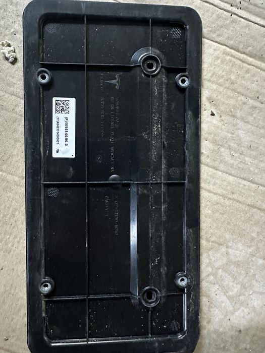 Подіуми номерів Tesla Y