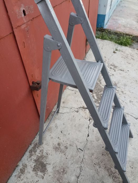 Лесница стремянка производства Украина в рабочем состоянии