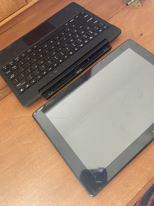 Tablet e teclado para peças