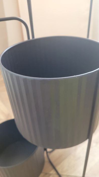 Potrójny metalowy ryflowany składany kwietnik